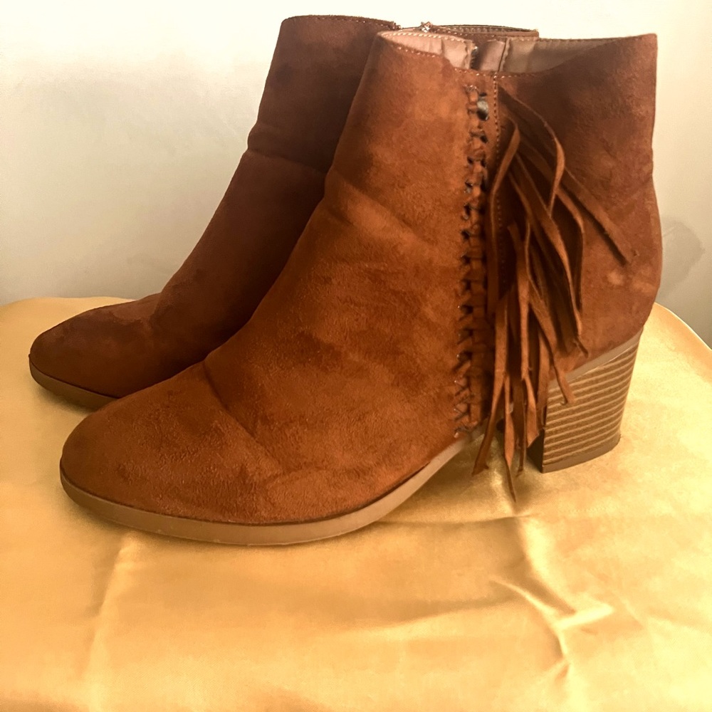 Ladies block heel faux suede ankle boot.